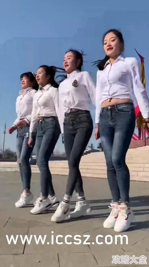比基尼巨乳美女在海滩上展示新款泳装，引发网友热议纷纷点赞