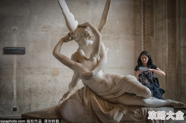 女人体艺术展览在巴黎卢浮宫举行吸引大量观众前往欣赏
