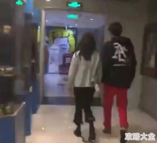 女人扒开屁股疑似与神秘男子酒店密会后独自离开引发网友热议