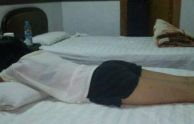 女人扒开屁股疑似与神秘男子酒店密会后独自离开引发网友热议
