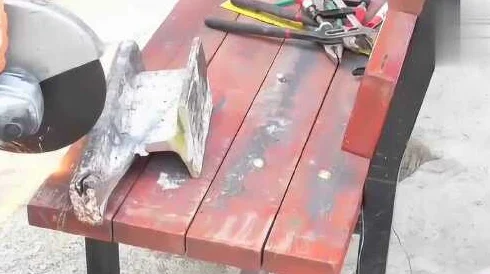 废土生存必备：热门DIY铁铲制作教程，集齐木板、铁钉与回收铁块打造！