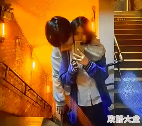 天天天天天操疑似与神秘女子深夜密会同游迪士尼举止亲昵引网友猜测