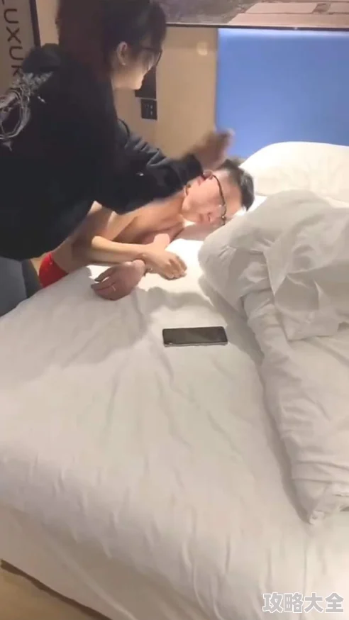男人使劲亲女人下面视频据说拍摄于某酒店房间流出后引发网友热议