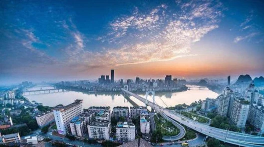 城市天际线与城乡规划对比：哪个更适合未来发展？